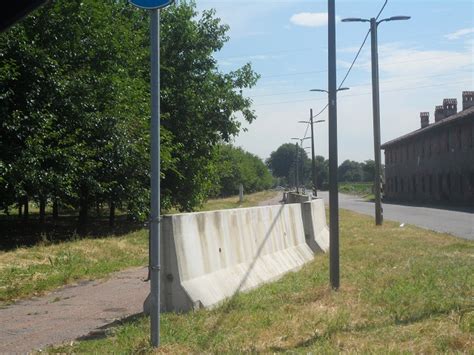 Pista Ciclabile Di Via Cusago Usata Come Accampamento Nomadi Vanno