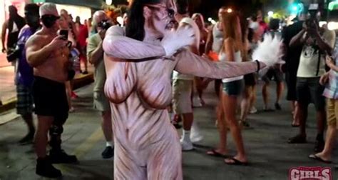 Pussy Flashing Fantasy Fest NEW SunPorno