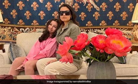 Namrata Shirodkar Recreates Throwback Pic With Daughter Sitara At Her