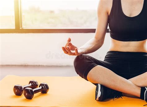 Yoga Di Seduta Della Bella Donna Sulle Mani Dopo L Allenamento Di