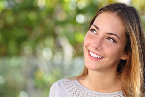 Belle Femme Souriant Avec Dents Parfaites Et Regardant En Haut Photo