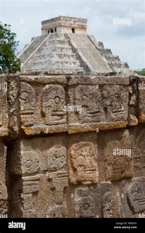 La Plataforma De Los Cr Neos O Tzompantli Y Pir Mide El Castillo