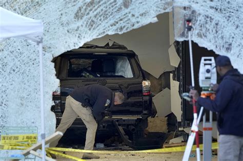 Suv Crashes Into Hingham Apple Store 1 Dead 16 Injured