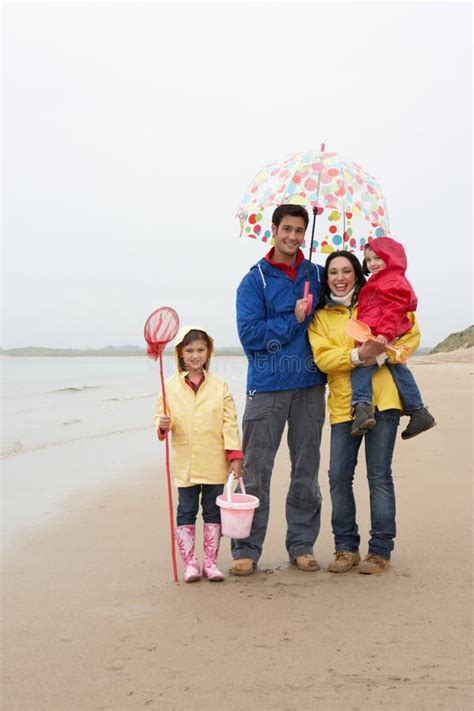 Família Feliz Na Praia Guarda chuva Foto de Stock Imagem de