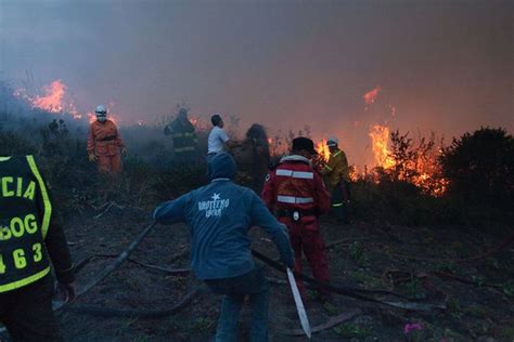 Poco A Poco Se Controla El Incendio Forestal En La Calera Cundinamarca