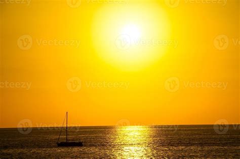 Yellow ocean sunset 8443910 Stock Photo at Vecteezy