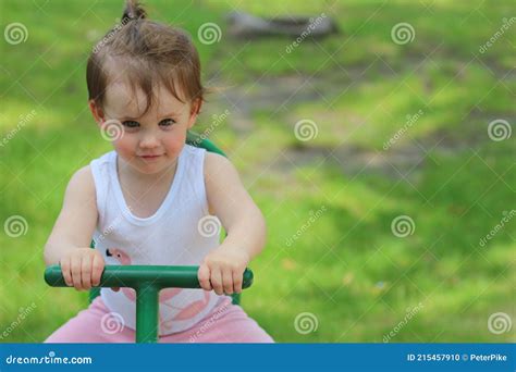 Schöne Kleine Mädchen Kindergartner Reitet Auf Einer Schaukel Auf Einem Spielplatz Vor Einem