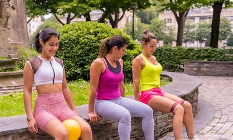 Garota Latina Praticando Esportes Em Um Parque Da Cidade Estilo De