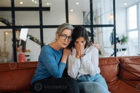 Grand Mère Réconfortant Sa Petite Fille Triste à La Maison 11754207