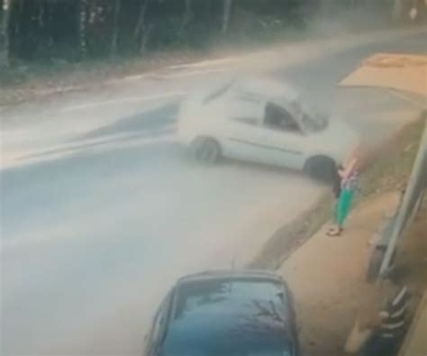 VÍDEO mulher percebe carro desgovernado e escapa de atropelamento em