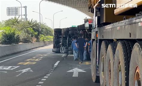 快訊／彰化化學槽車翻覆橫路中「液態氨外洩」 警消戒備剩1線通行 社會 三立新聞網 Setncom