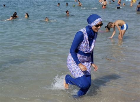 Reclama A Una Mujer Que Se Ba En Burkini En Una Piscina De Marsella