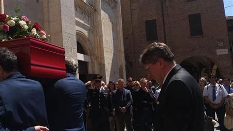 I Funerali Di Alessandra Pederzoli E Il Dolore Del Marito Sindaco Di