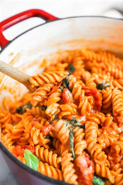 One Pot Pasta With Tomato And Mascarpone Sauce Happy Veggie Kitchen