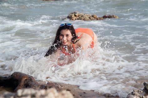 Jolie Femme Asiatique En Bikini Avec Planche De Surf Amusante Image