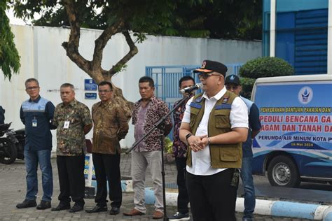 Perumda AM Peduli Banjir Bandang Plh Wako Padang Apresiasi