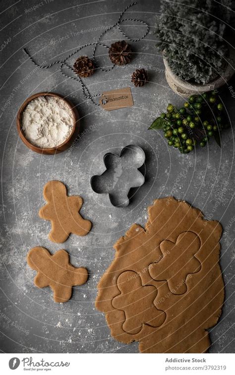 Teig für Lebkuchen für Weihnachten auf dem Tisch ein lizenzfreies