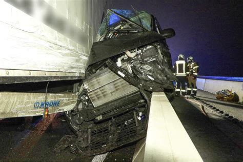 Unfall A Schwerer Unfall Auf Der A Lkw Quetscht Kleinbus Zwischen