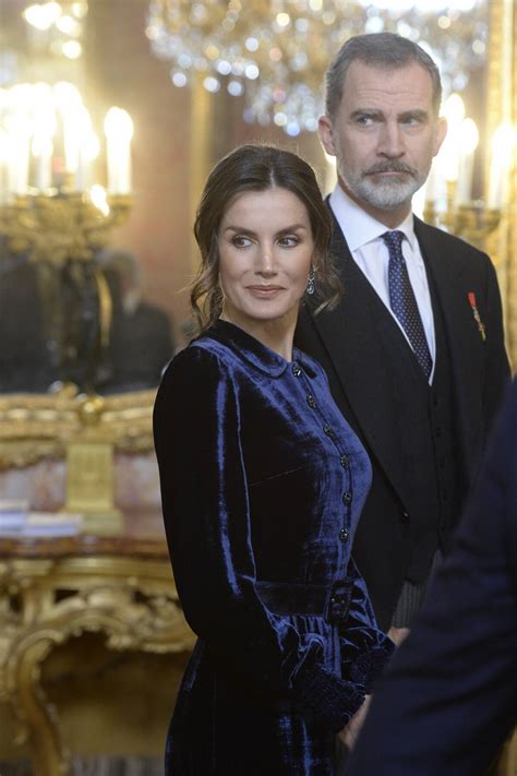 Photo Le Roi Felipe Vi Et La Reine Letizia D Espagne Donnent Une