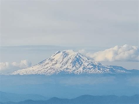 Beautiful Mountain going flying into PDX : r/Pictures