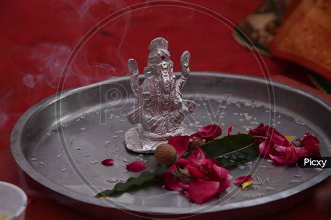 Image Of Indian Gujarati Wedding Rasam Ganesh Puja Zl Picxy