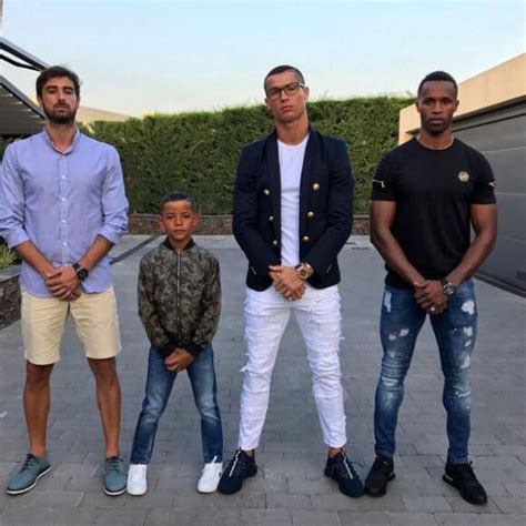 Photo Cristiano Ronaldo Pose Avec Son Fils Cristiano Ronaldo Jr Et