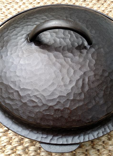 Unmarked Wagner Hammered Dutch Oven R Castiron