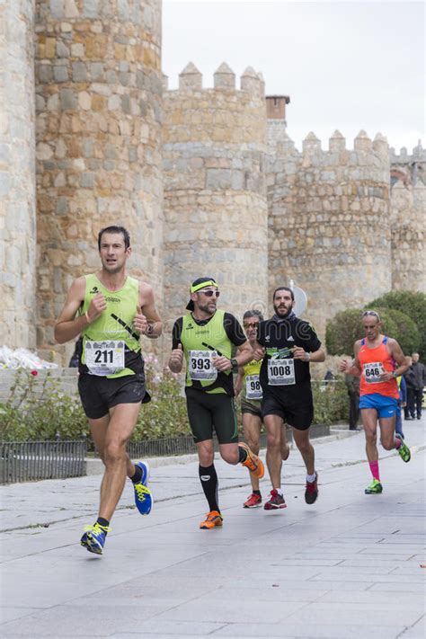 Los Corredores Participan En Un Medio Marat N Fotograf A Editorial