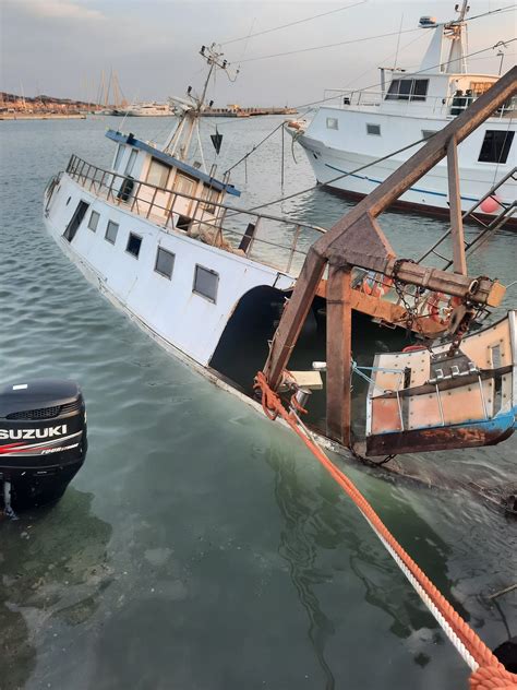 Peschereccio Affonda In Porto Si Indaga Sulle Cause Veratv