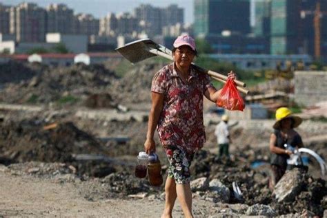 女农民工夏天有多不容易？三大现状揭示女农民工的酸甜苦辣 每日头条