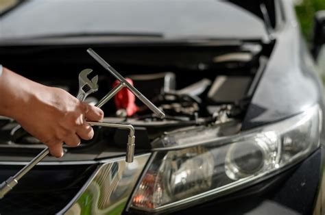 Servicio De Reparación De Automóviles Auto Mecánico Trabajando En