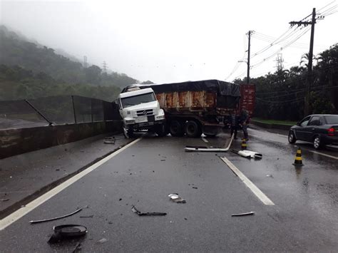 Acidente Entre Carreta E Um Carro Causa Congestionamento Na Rodovia