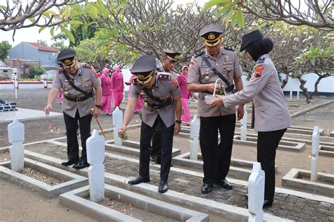 HUT Bhayangkara Ke 78 Polres Brebes Gelar Ziarah Dan Tabur Bunga Di