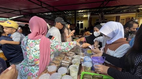 Hari Pertama Puasa Pasar Dadakan Takjil Benhil Diserbu Sejak Jam