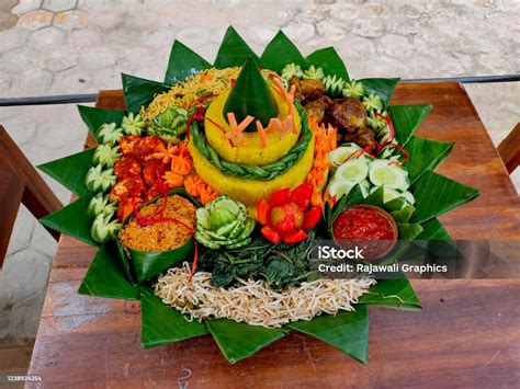 Nasi Tumpeng Nasi Kuning Dalam Bentuk Kerucut Hidangan Nasi Indonesia Yang Meriah Dengan Lauk