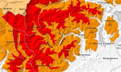 Un Metro Di Neve In Montagna Pericolo Forte Di Valanghe