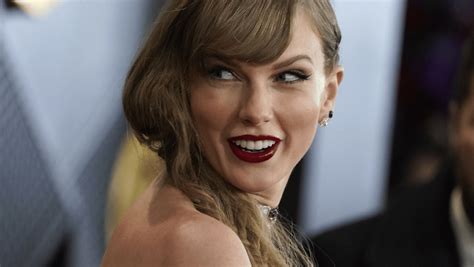 Taylor Swift prezentuje swoje zgrabne nogi w białej sukni Co za