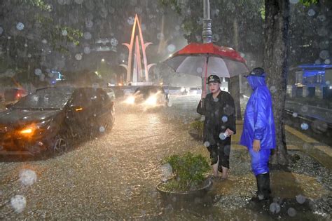 Tinjau Banjir Mbak Ita Minta Maaf Kepada Warga Kota Semarang Akurat