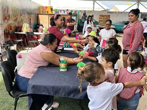 Alumnos Visitan Los Stands De La Expofer De Chetumal