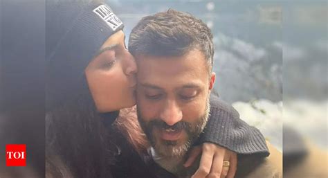 Sonam Kapoor Drops A Mushy Picture With Anand Ahuja Calls Him Angel