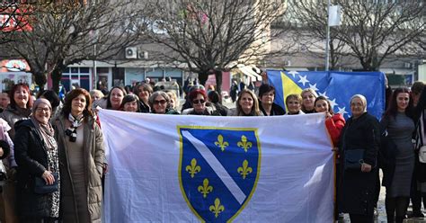 U Centru Banjaluke Ratne Zastave BiH Policija Reagovala FOTO