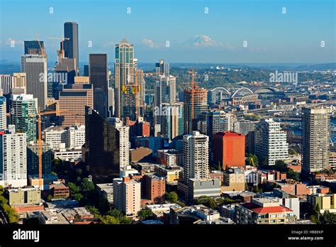 Seattle Skyline And Mount Rainier Hi Res Stock Photography And Images