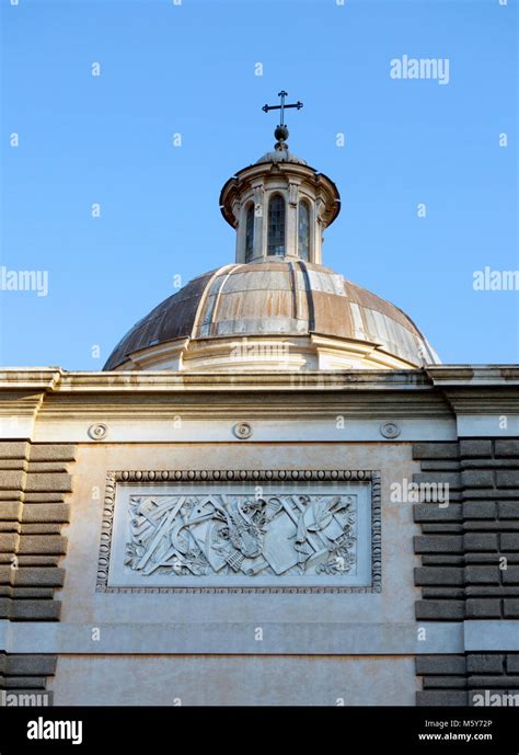 C Pula Situada Sobre El Museo Leonardo Da Vinci Piazza Del Popolo