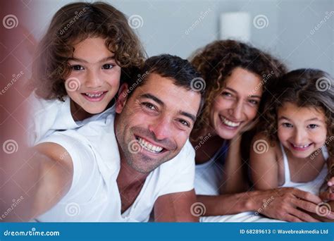 Retrato De La Familia Feliz Que Miente En Cama Imagen De Archivo