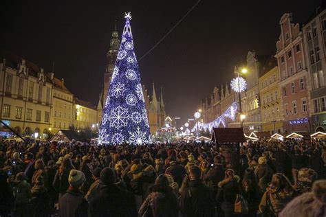 Na Rynku we Wrocławiu świeci już choinka