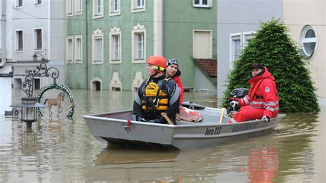 Vorkehrungen bei Hochwassergefahr Alle Möbel unters Dach