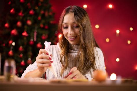 Mujer Haciendo Galletas De Jengibre Foto Premium