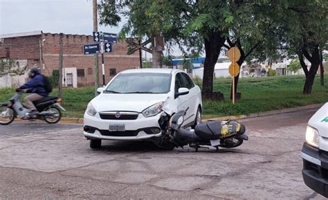 Una motociclista sufrió lesiones tras chocar con un auto Radio Estación