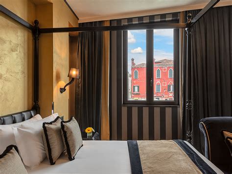 Enjoy every awakening in Venice by booking one of the Canal View Suites