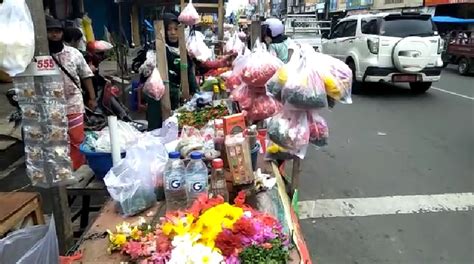 Jelang Ramadan Omzet Pedagang Bunga Di Pasar Lama Serang Meningkat